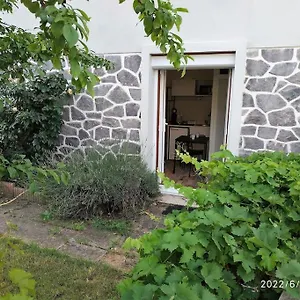 Appartement Grand Avec Jardin Et Entree Privative A Noter Reservations De 3 Nuits Minimum, Clermont-Ferrand